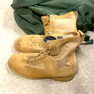 Like new steel toe work boot